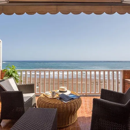 With Terrace On The Beachfront 아파트 *